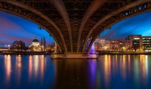 Le pont de Fragnée à Liège à l'heure bleue