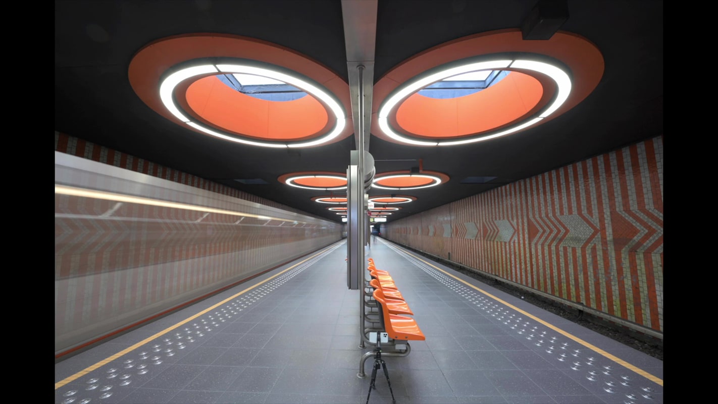 Prise de vue du métro du côté gauche de la station