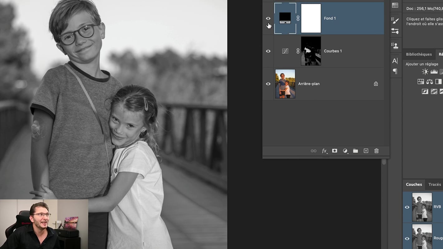 Passage du calque en noir et blanc pour enlever la tache d'ombre sur le t-shirt du garçon sans être distrait par la couleur.