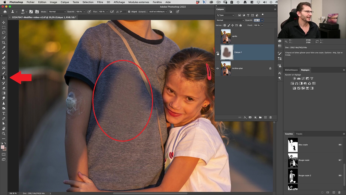 L'outil Tampon pour enlever l'ombre sur le t-shirt du garçon dans la photo avec Photoshop