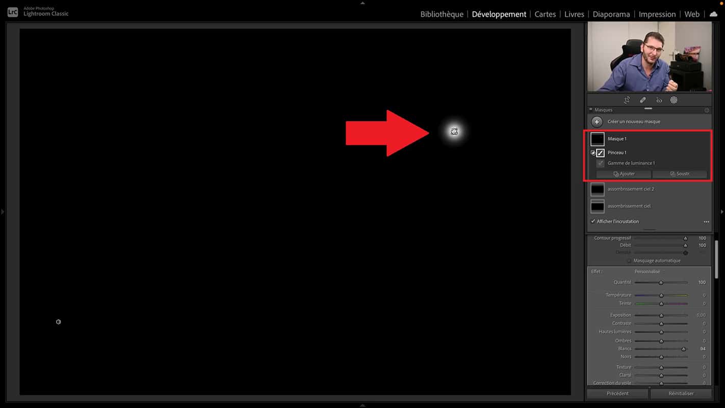 Zone d'intersection de masquage avec le pinceau dans Lightroom représenté par un point blanc sur un écran noir.