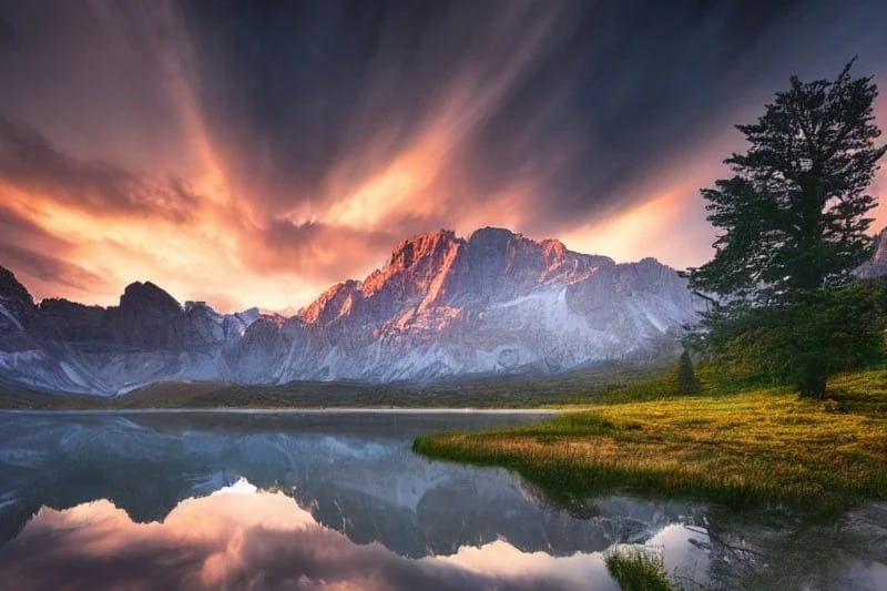 Paysage imaginaire de montagne travaillé avec l'intelligence artificielle.