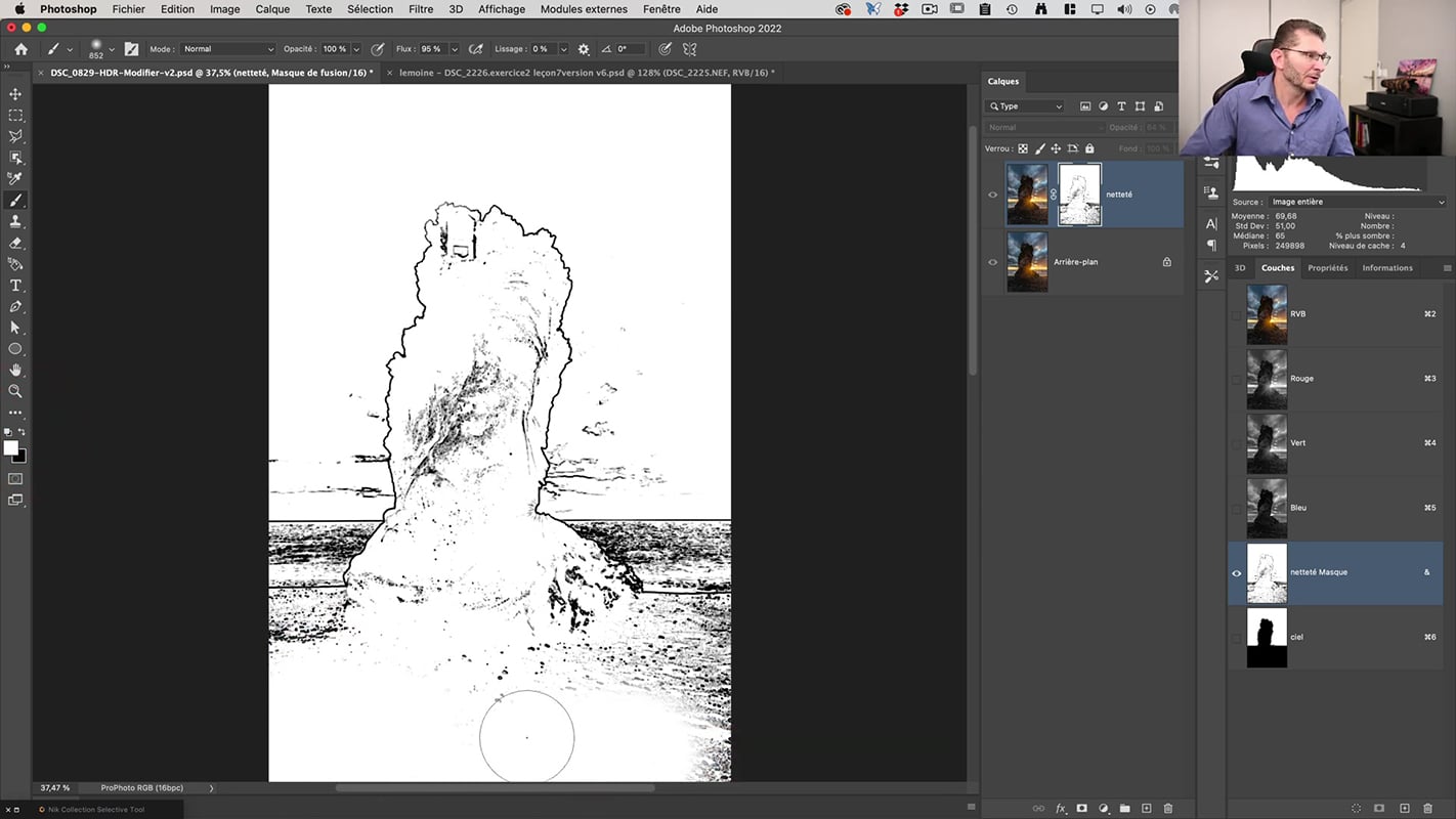 Pinceau blanc pour restreindre le masque de contours dans Photoshop.