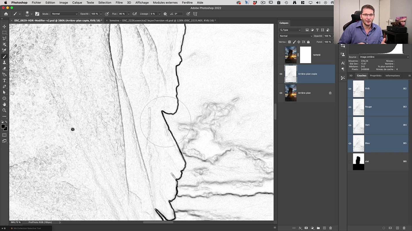 Zoom sur le calque de contours désaturé avant transformation en masque dans Photoshop.