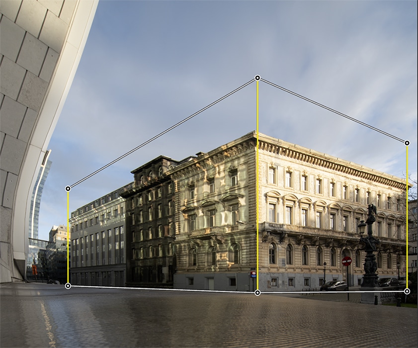 Augmentation des proportions du bâtiment dans la photo grâce à la déformation de perspective dans Photoshop.