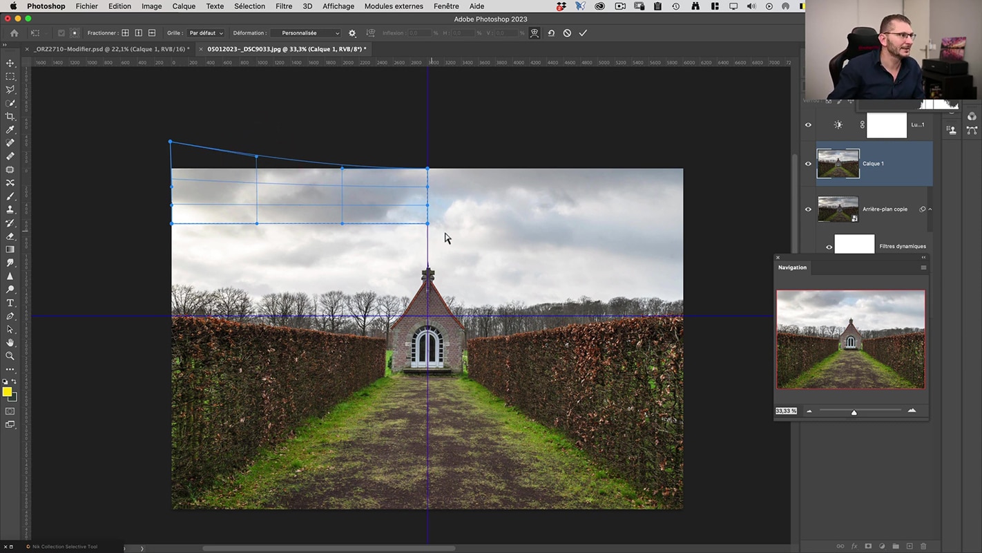 Déformation de la partie du ciel manquante dans la photo avec la chapelle.