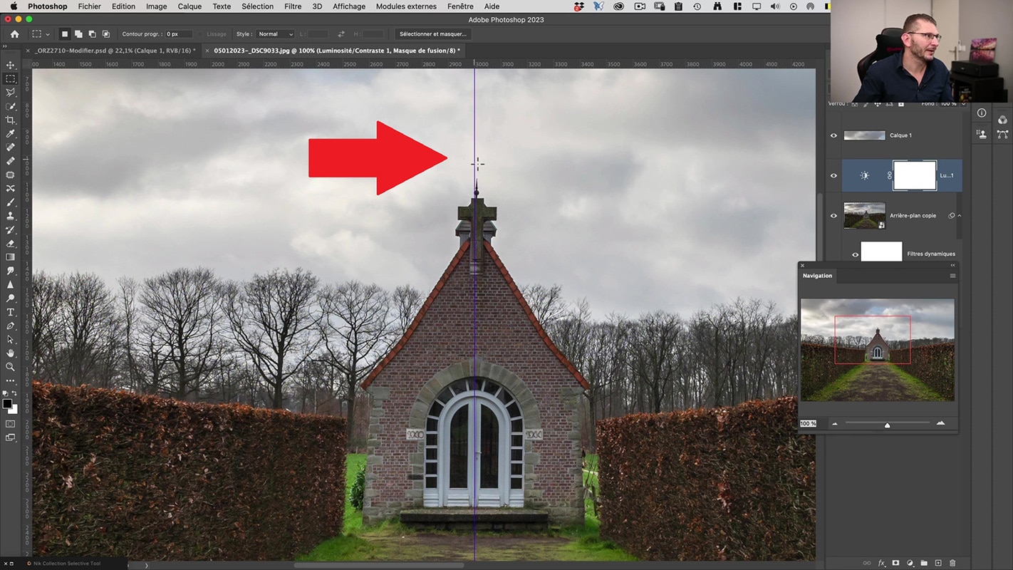 Repère pour l'alignement central afin de corriger la symétrie de la photo avec la chapelle dans Photoshop.