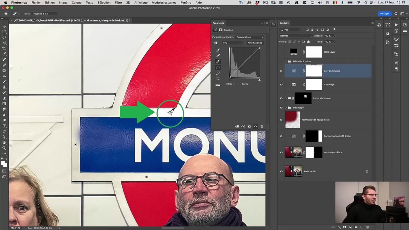 Désignation du point blanc dans la courbe pour supprimer une dominante de couleur dans Photoshop..