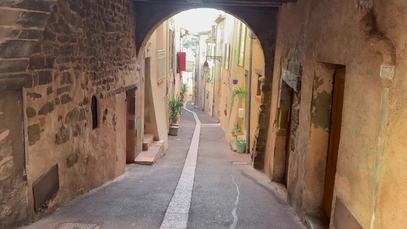 Choix du spot pour la composition dans ruelle Roquebrune-Sur-Argens.