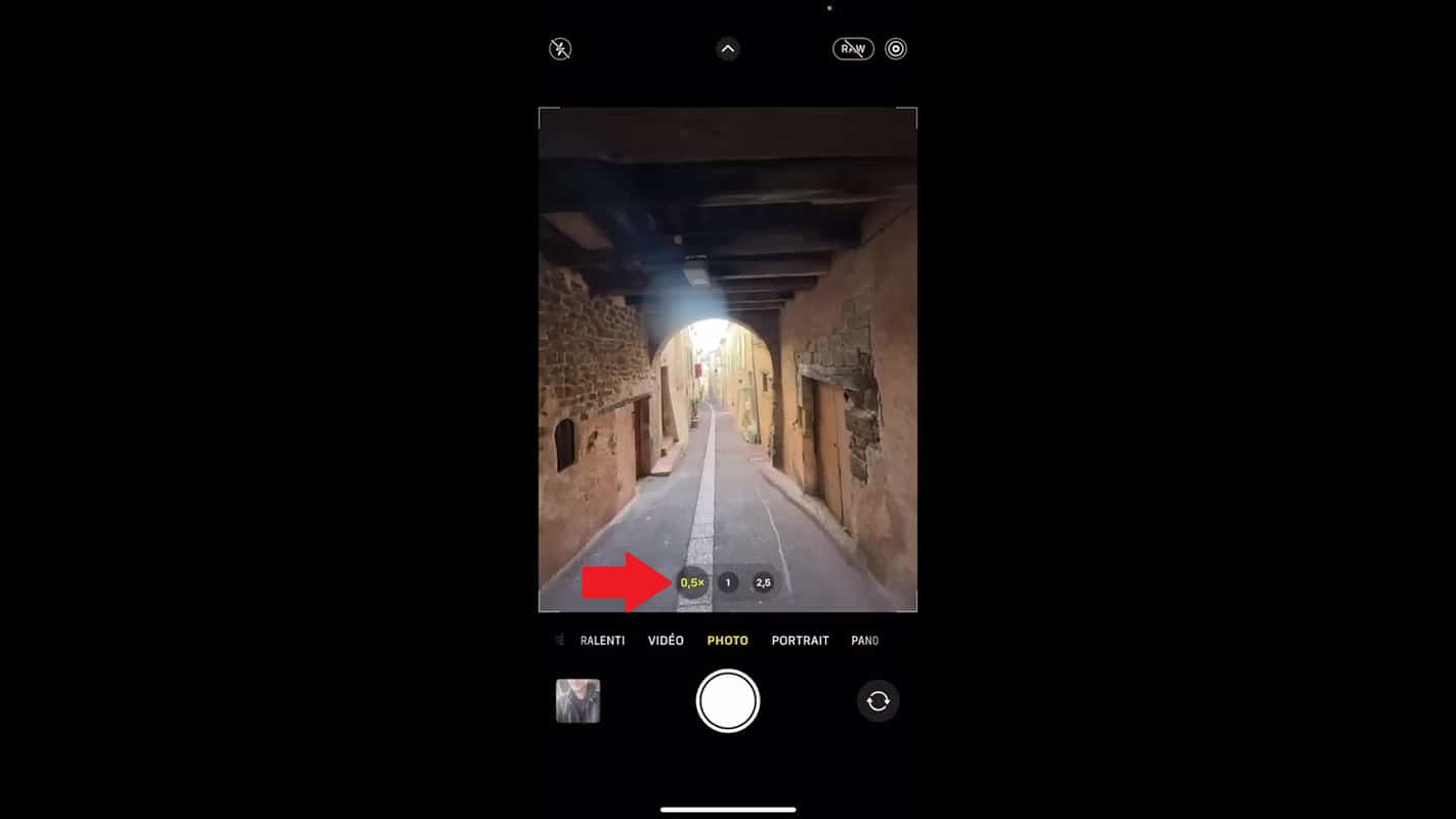 Niveau de zoom à 0.5x avec le smartphone pour photo composition en mode portrait dans ruelle Roquebrune-Sur-Argens.