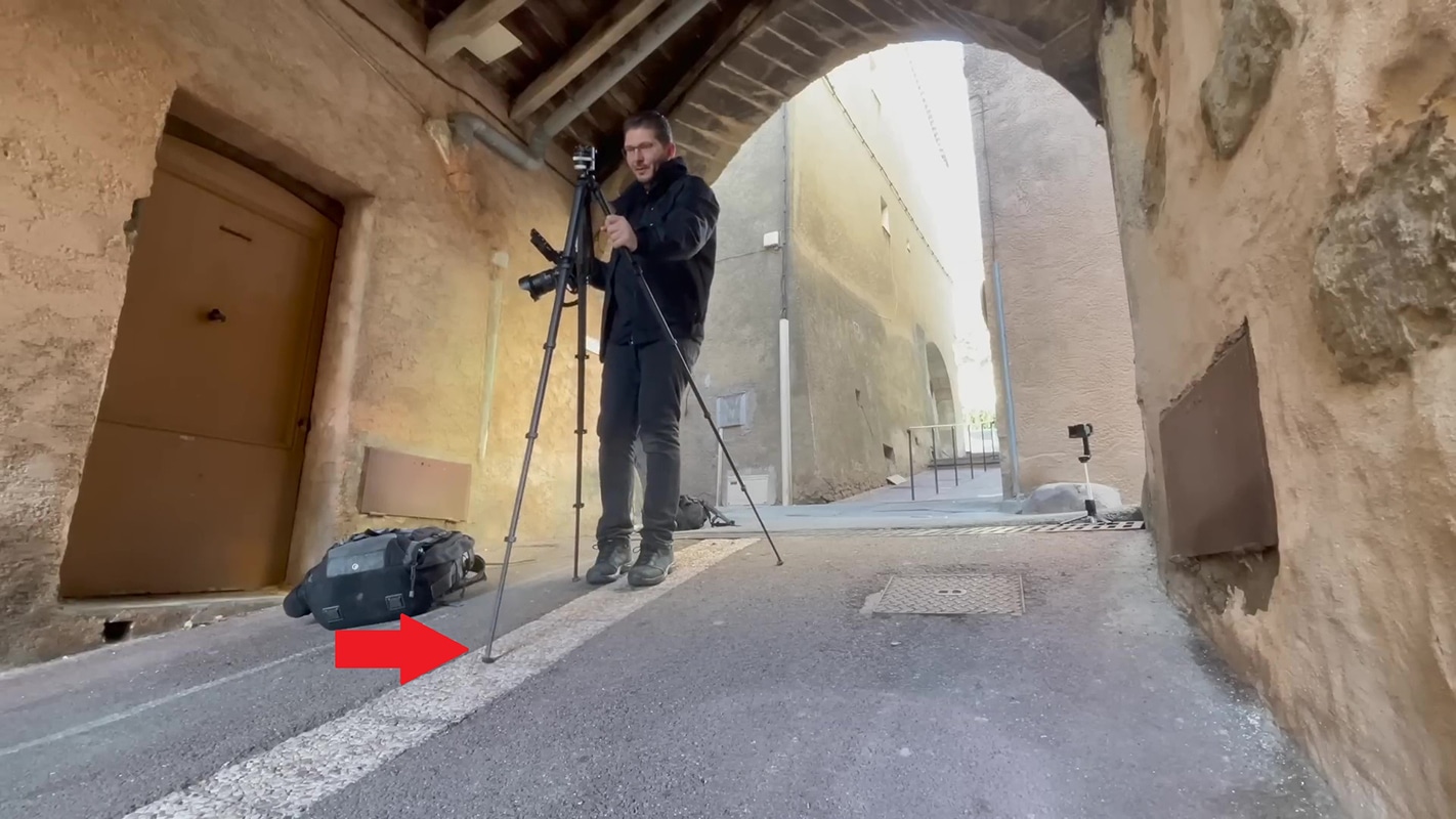 Placement du trépied en pente pour la ruelle de Roquebrune-Sur-Argens avec une arcade.