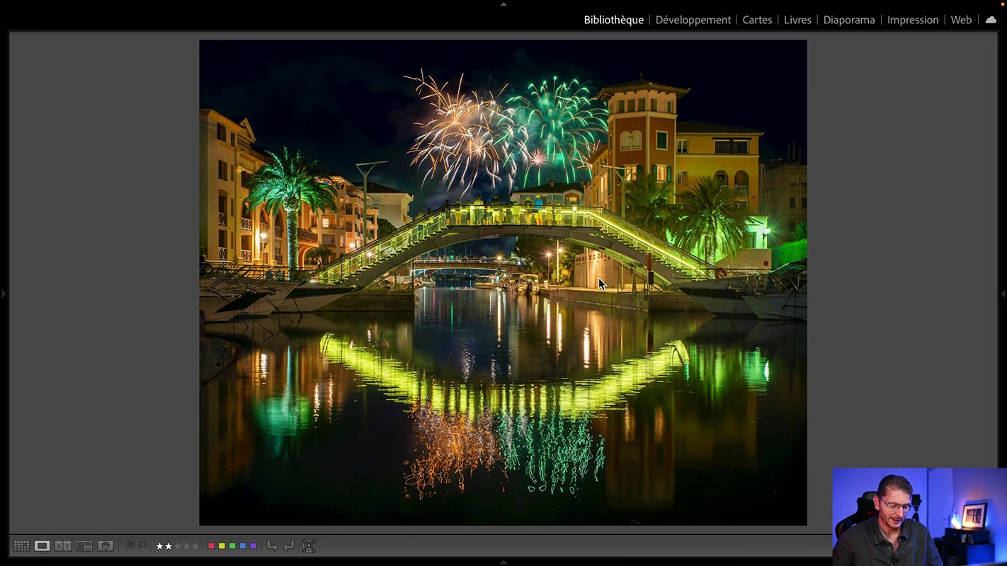 Photo de feu d'artifice à Frejus en mode portrait recadrée en mode paysage.