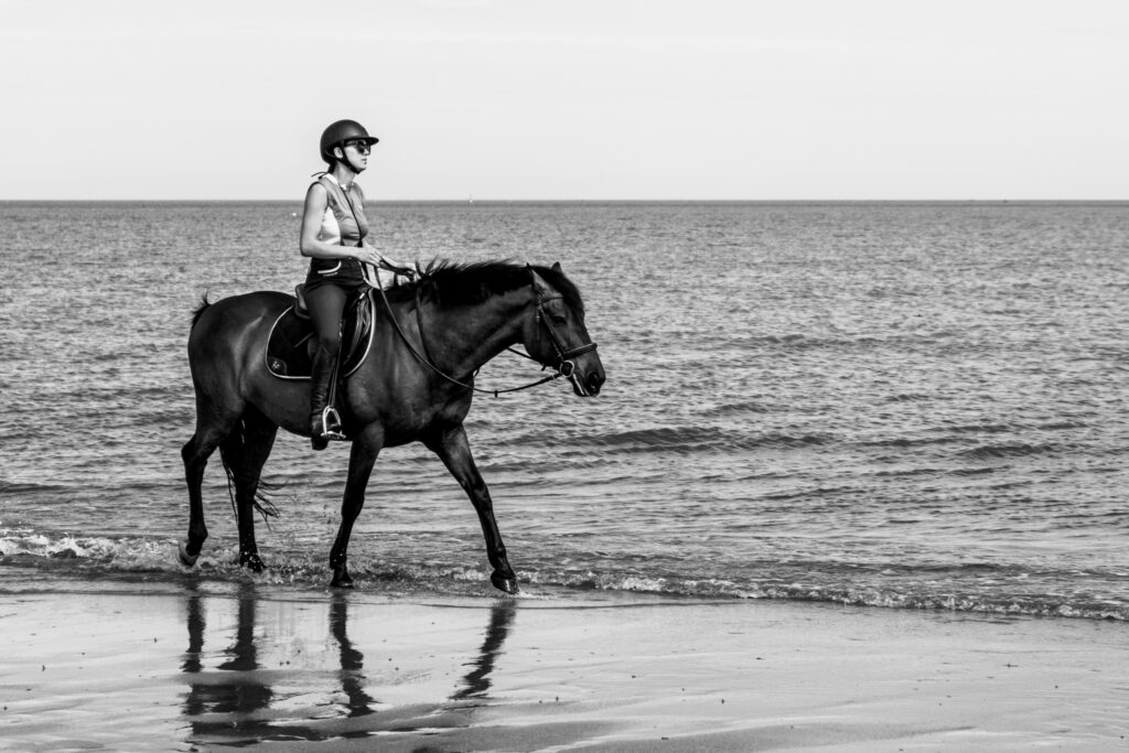 Cavalière sur plage