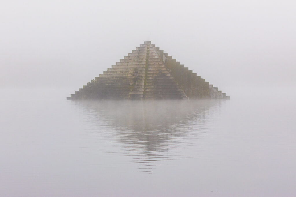 Pyramide dans un étang