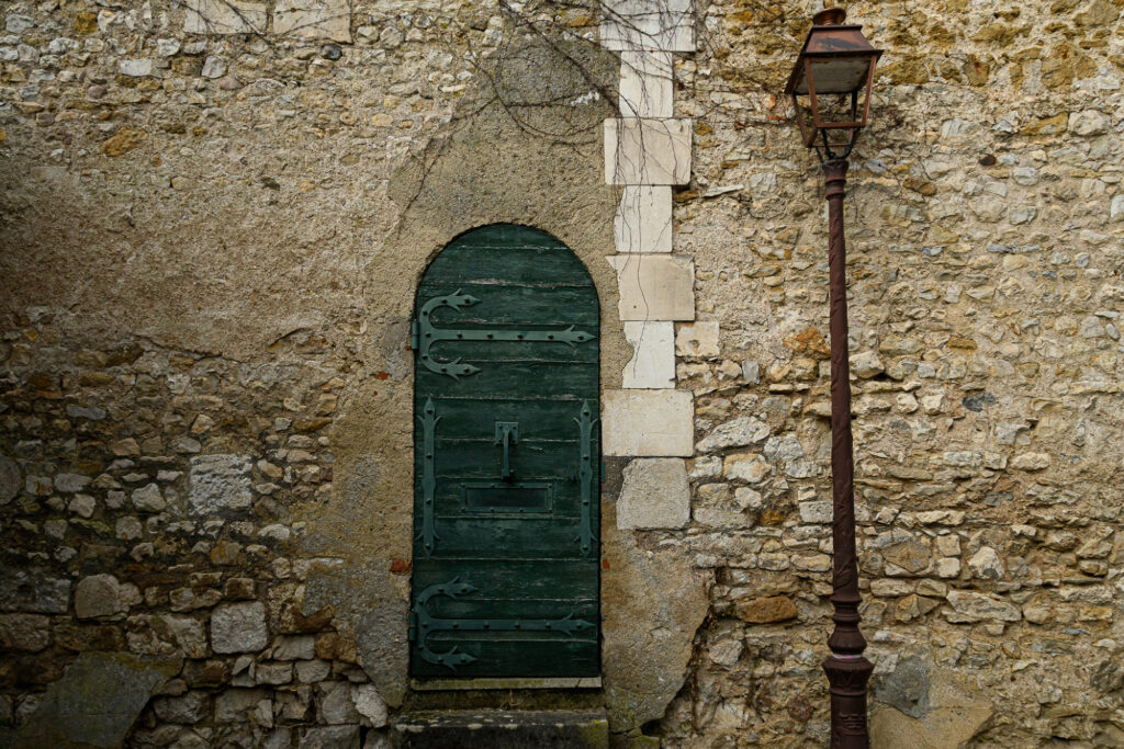 Une porte et son lampadaire