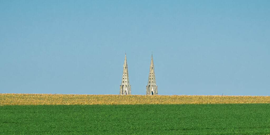 A travers champs (cathédrale de Sées, France)