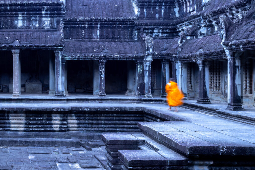 L'esprit du temple : Moine fantomatique à Angkor Wat, Cambodge