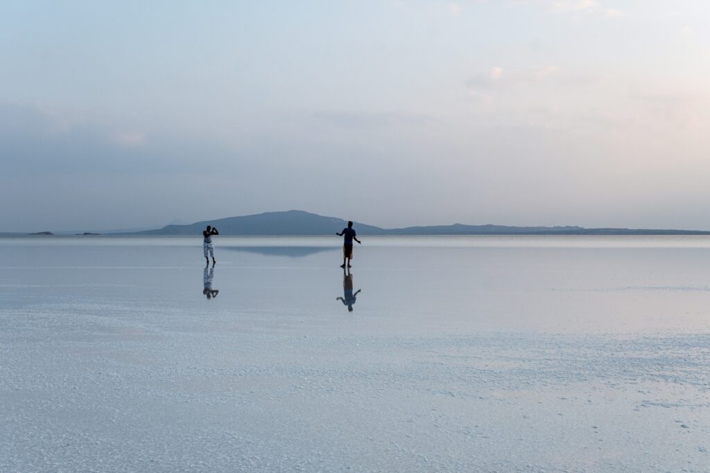 Un photographe photographié sur un lac salé