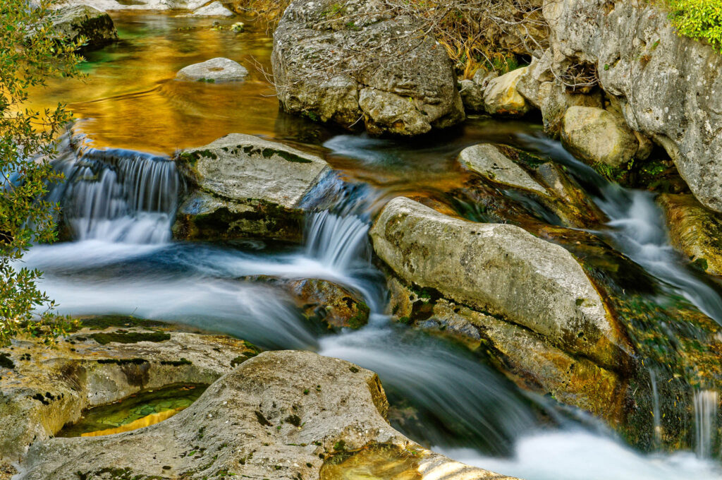 Rayon de soleil sur les cascades des gorges du Loup