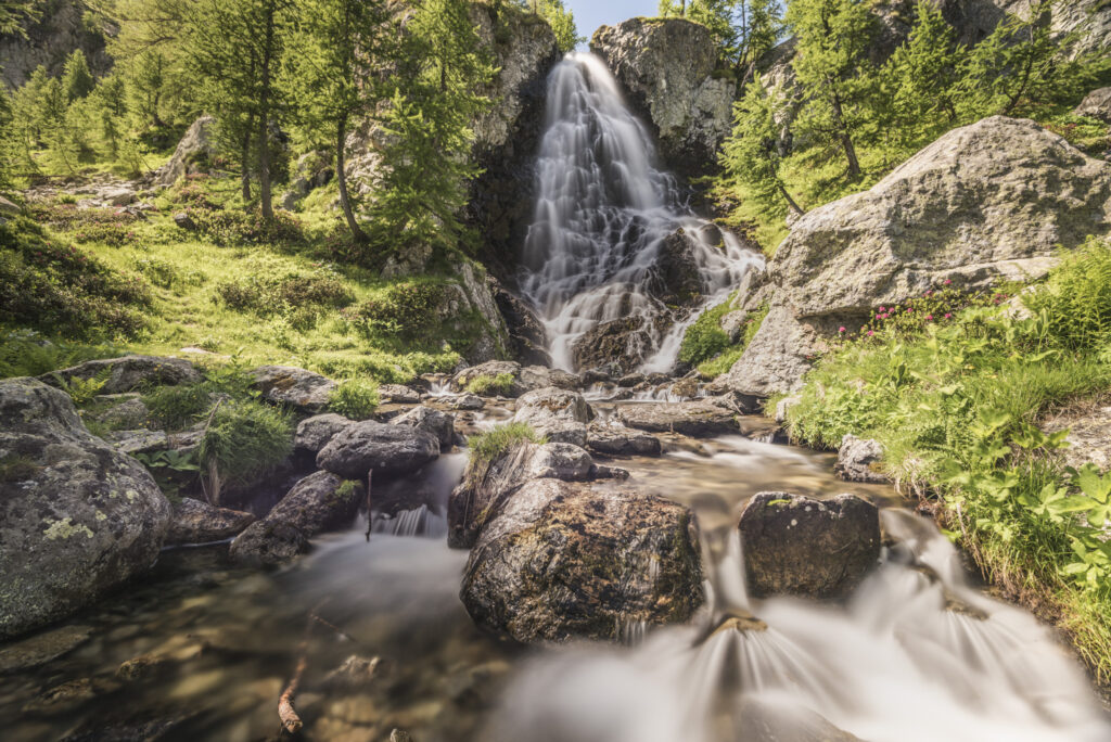 Et au milieu, coule.....