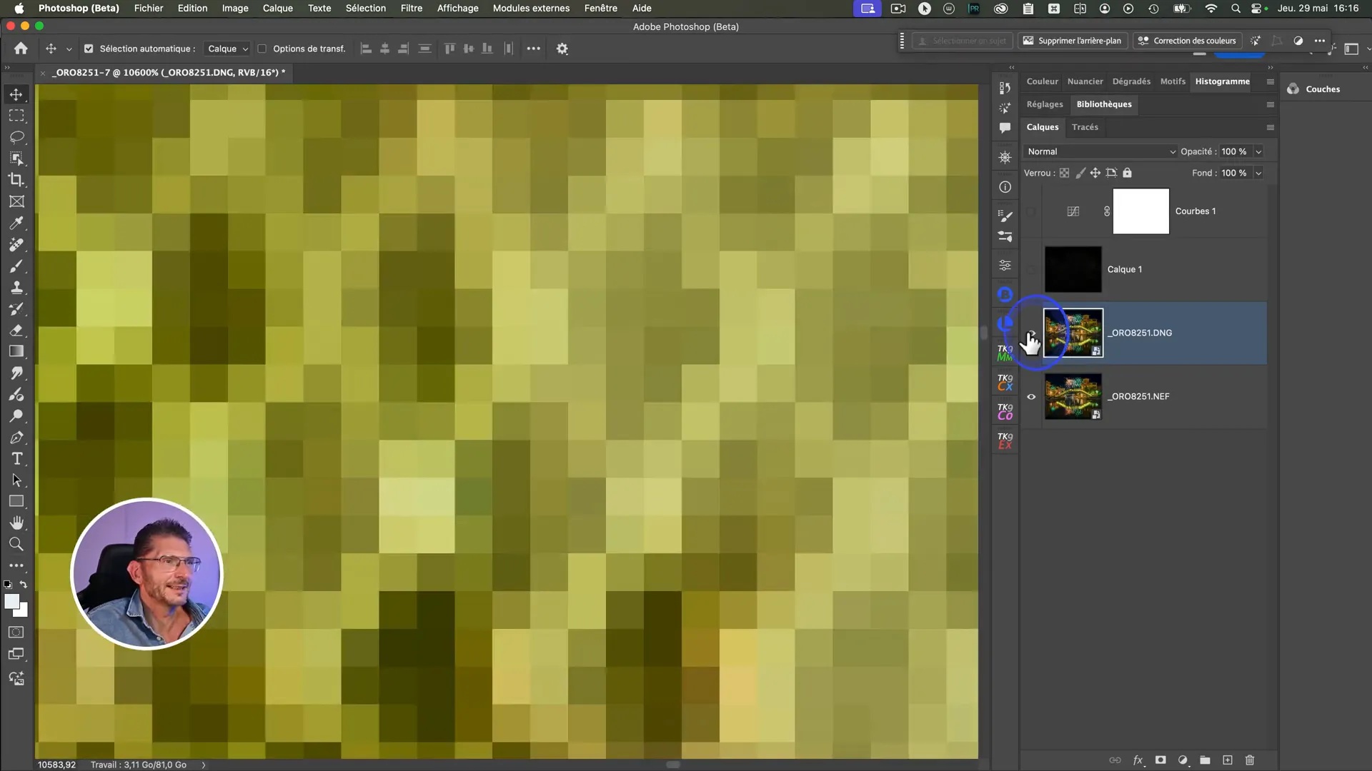 Zoom à plus de 3000 % sur un détail de photo montrant la structure des pixels.
