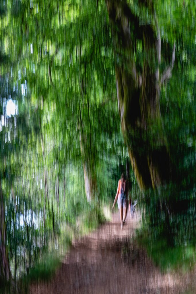 La dame au tee-shirt rouge