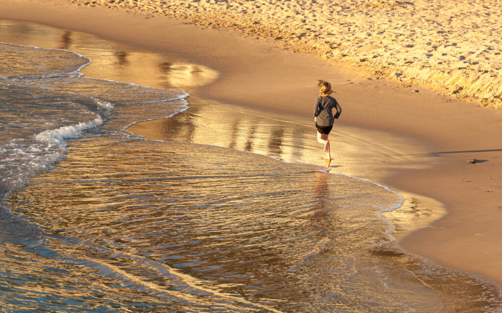 Joie enfantine au soleil couchant.