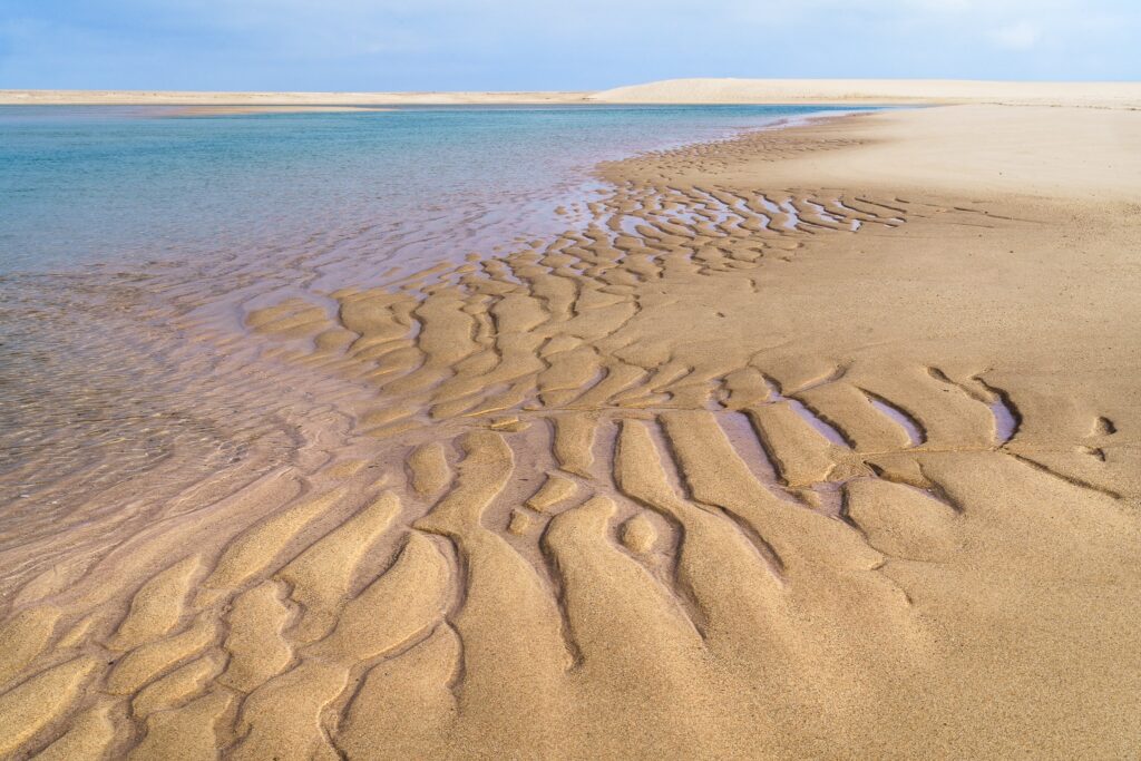 Harmonie sable et eau : sculpture éphémère