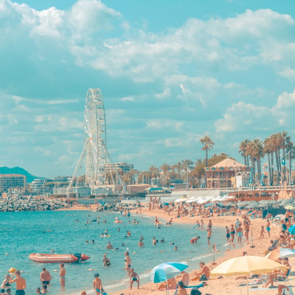 Après-midi animé à la plage / Effet Wes Anderson