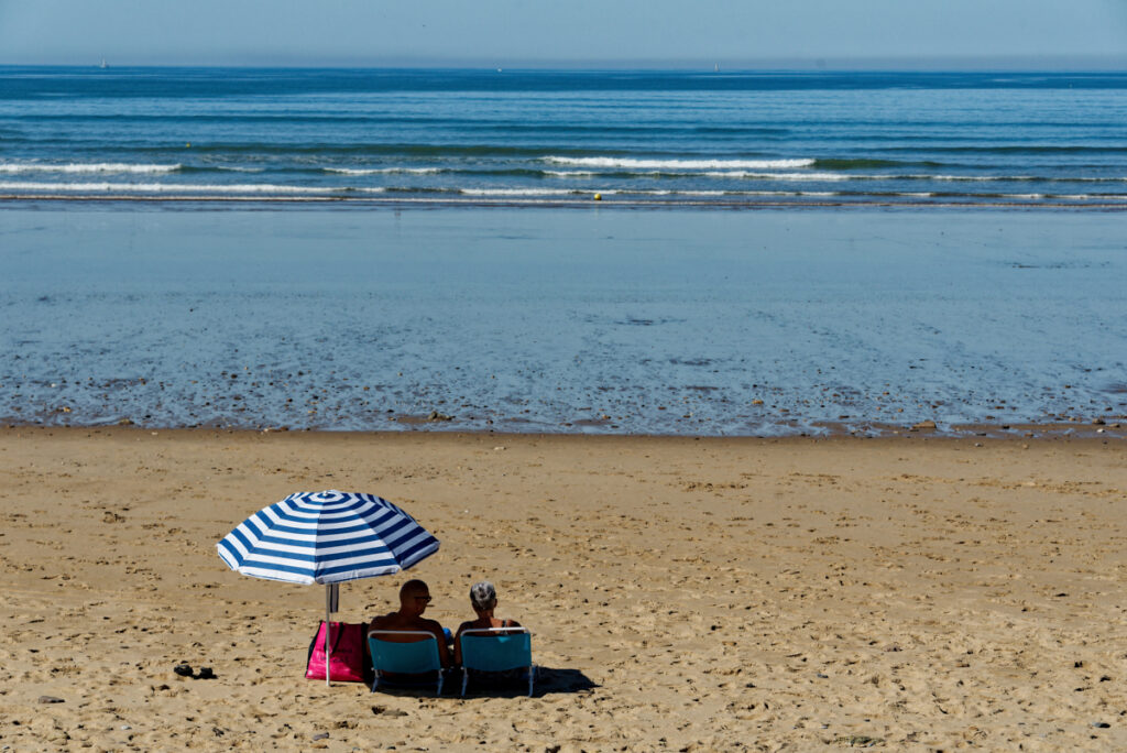 sur la plage abandonnée