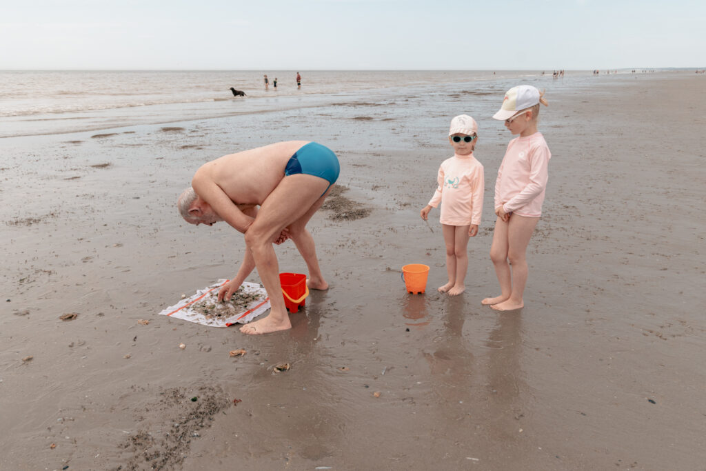 Papy trie des crevettes