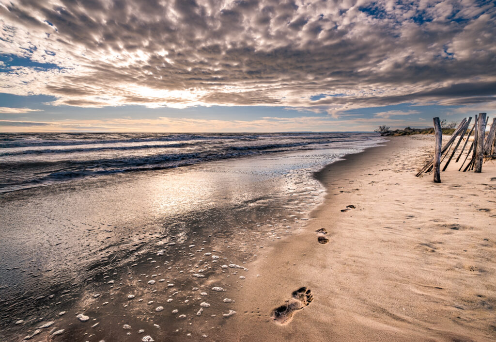 Des pas sur la plage