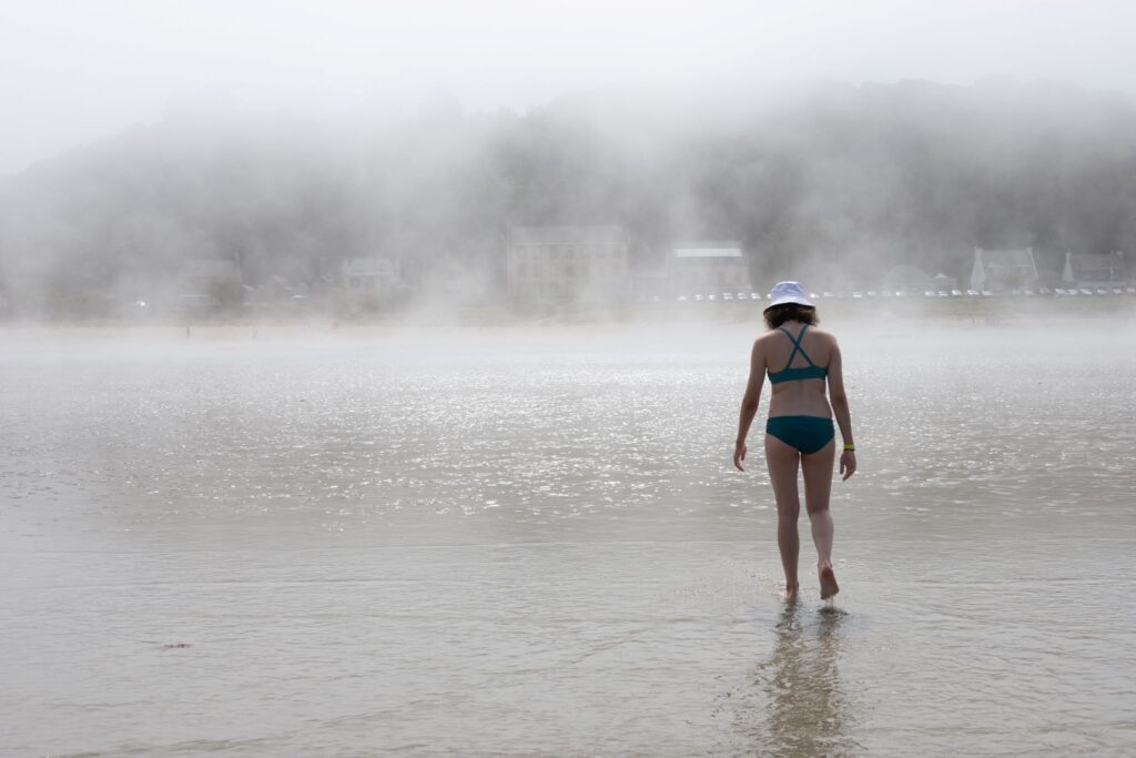 Plage dans la brume