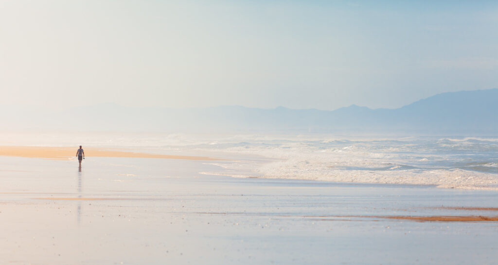 Seul sur le sable, les yeux dans l'eau... 🎶
