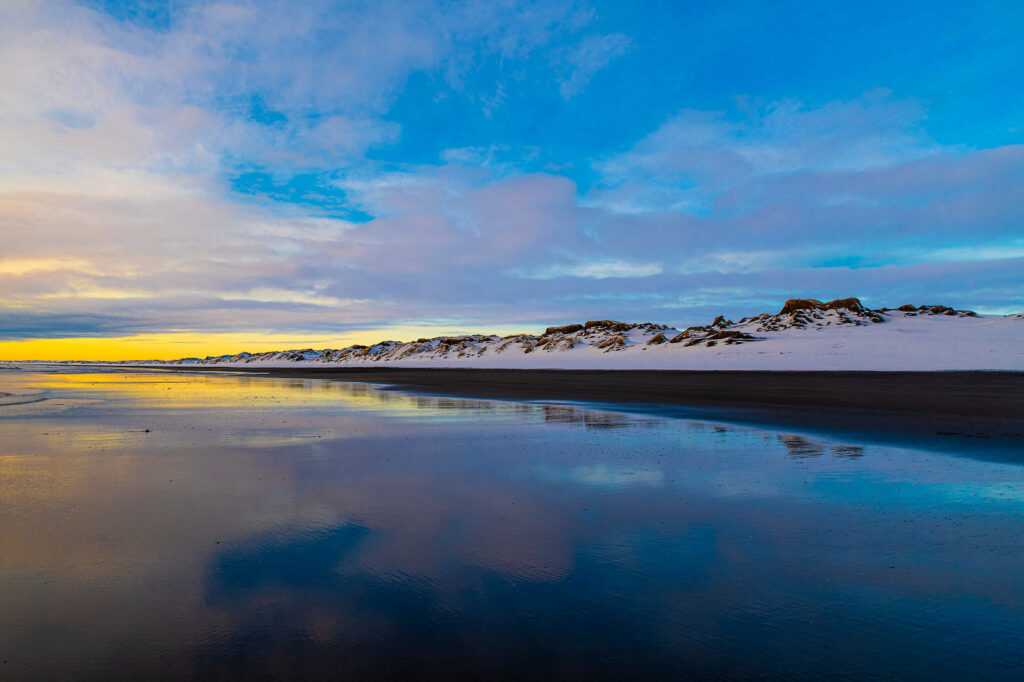 Plage volcanique sur l'océan Atlantique, Ölfus, Islande.