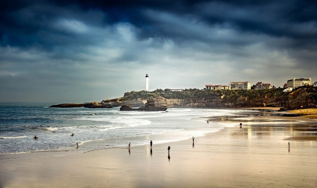 Biarritz sous un ciel chargé de promesses et de mystère.