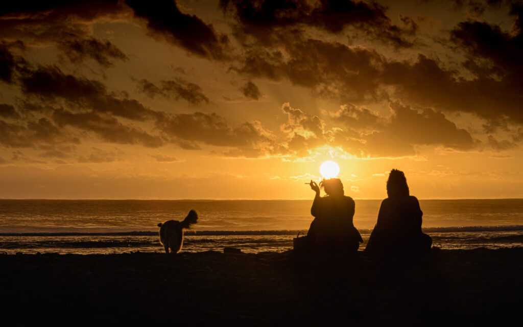 Les copines dans la quiétude du soir.