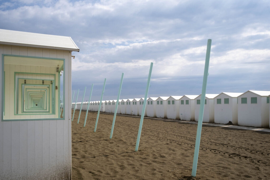 EN ATTENDANT LES TOURISTES