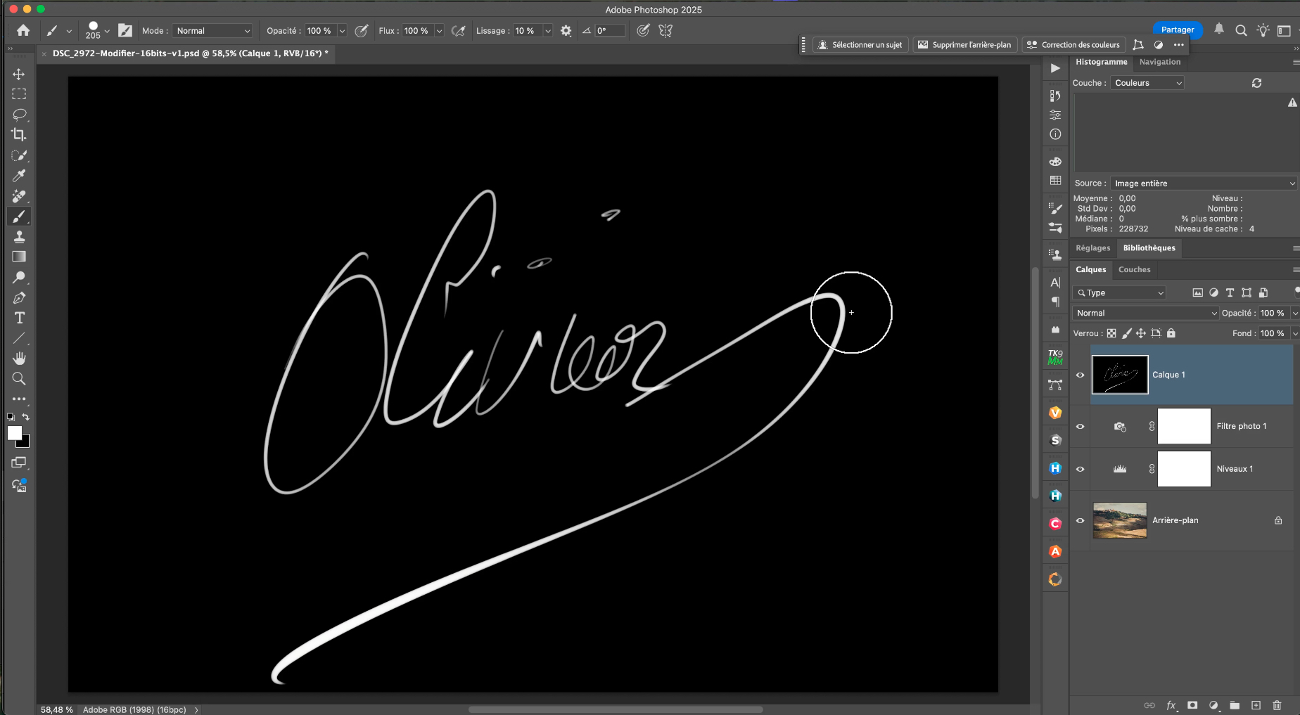 Signature manuscrite 'Oliver' réalisée au stylet sur fond noir.
