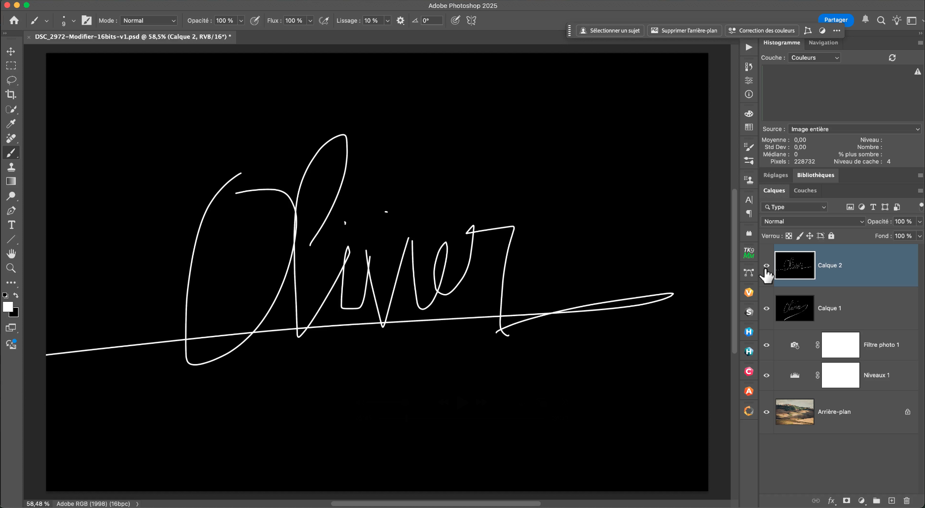 Signature manuscrite 'Oliver' réalisée à la souris sur fond noir.