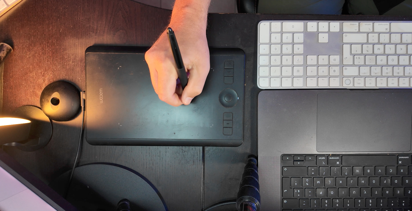Position correcte du stylet et de la main sur une tablette graphique