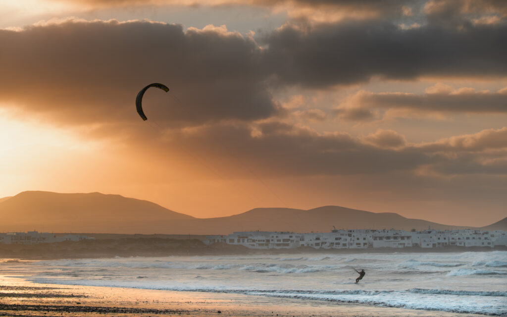 Porté par l'or du soir