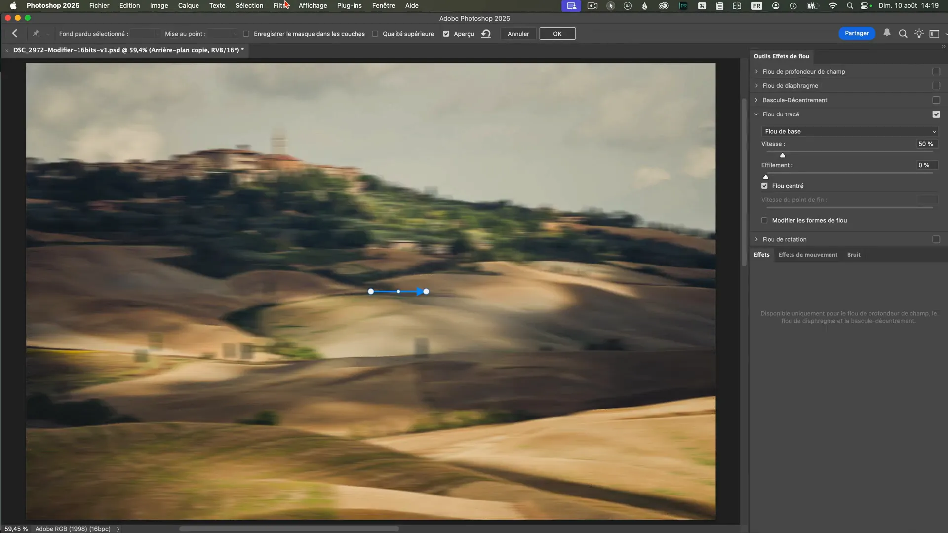 Application du filtre Flou de tracé dans Photoshop avec réglages visibles.