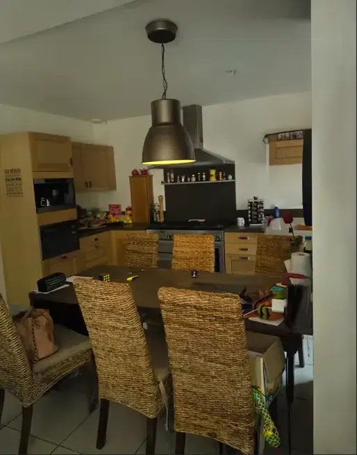 La même scène de cuisine sans reflet visible.