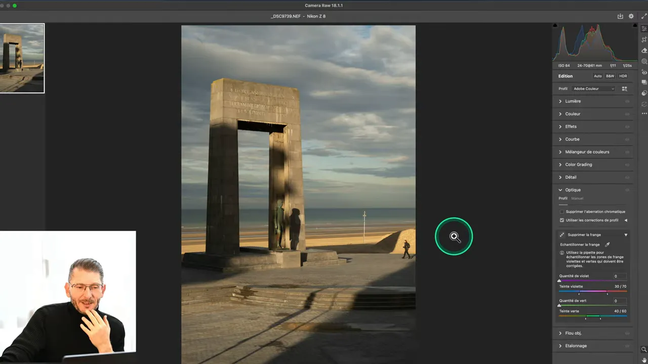 Vue d'une scène de plage avec monument, utilisée comme image de départ dans Photoshop.