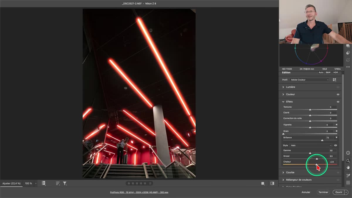 dans Camera Raw, comparaison avant/apr&egrave;s de l&rsquo;effet Halo sur une sc&egrave;ne nocturne aux n&eacute;ons