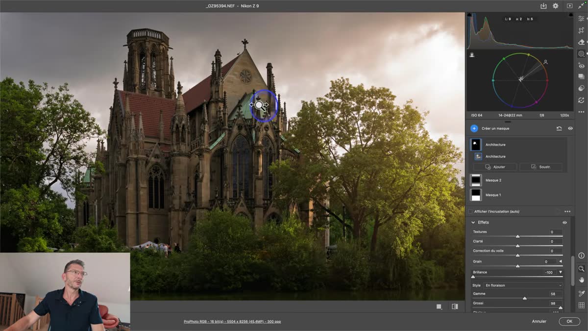 dans Camera Raw, comparaison rapproch&eacute;e avant/apr&egrave;s montrant l&rsquo;&eacute;glise sans effet de floraison alors que le ciel conserve l&rsquo;effet global